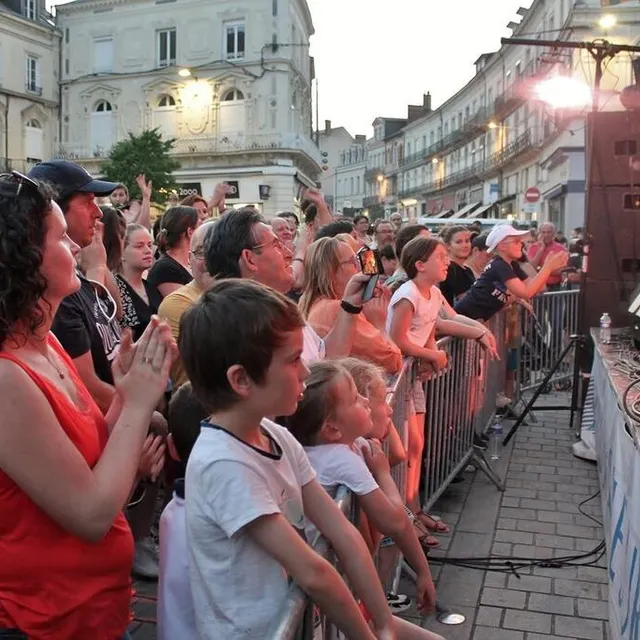 photo le public réunissait des spectateurs de tous âges pour applaudir la bande de sans prétention, vendredi soir, place raphaël-élizé, à sablé-sur-sarthe.  ©  ouest-france