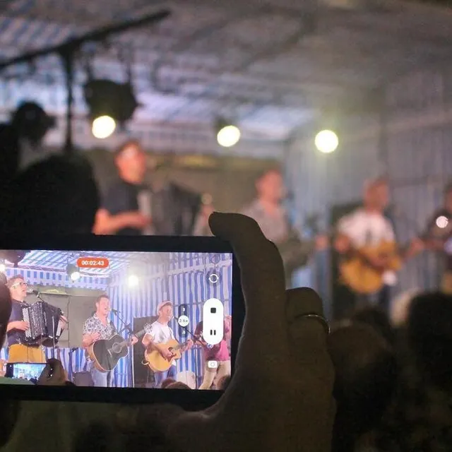 photo les smartphones étaient de sortie, vendredi soir, pour filmer la prestation des sans prétention.  ©  ouest-france