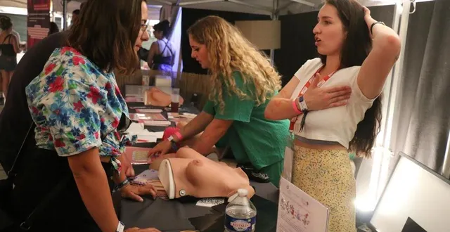 photo  celia, étudiante sage-femme de 21 ans, montre à flora, kiné tout juste diplômée, comment s’autopalper les seins.  &copy;  ouest-france 