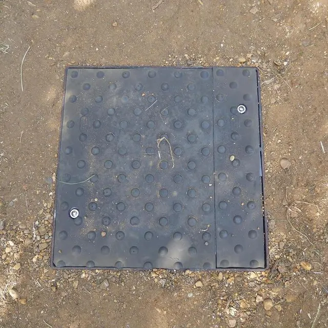 photo c’est cette plaque montée sur un système connecté de ressorts qui permettra de comptabiliser le nombre de randonneurs passés par le chemin longeant la sarthe.  ©  ouest-france