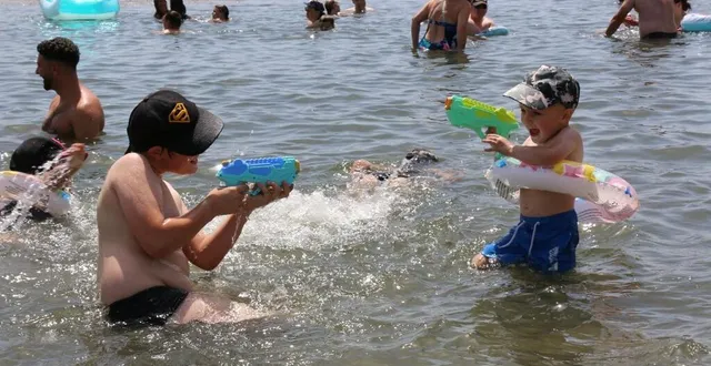 photo  les familles étaient nombreuses à se jeter à l’eau au lac de la monnerie (la flèche), samedi 18 juin 2022.  &copy;  ouest-france 