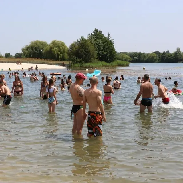 photo les familles étaient nombreuses à se jeter à l’eau au lac de la monnerie (la flèche), samedi 18 juin 2022.  ©  ouest-france
