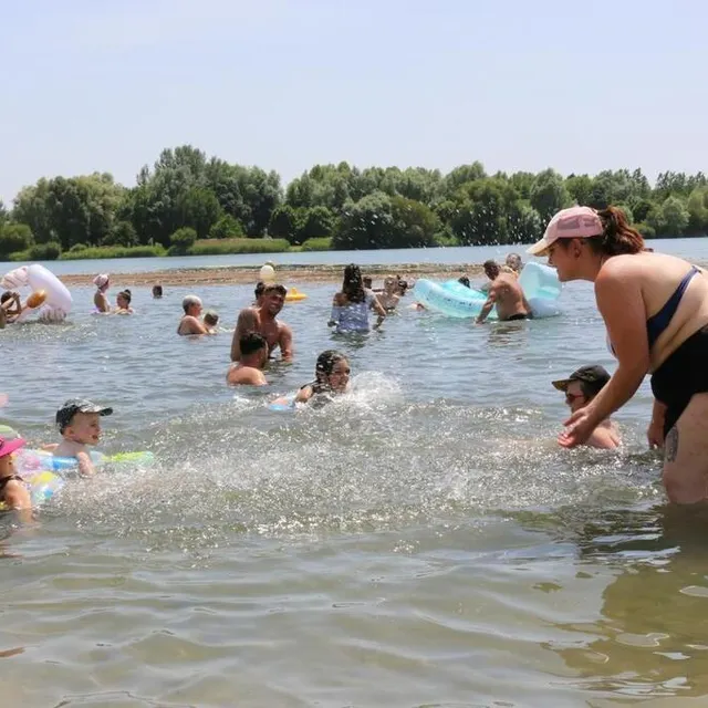 photo les familles étaient nombreuses à se jeter à l'eau au lac de la monnerie (la flèche), samedi 18 juin 2022.  ©  ouest-france