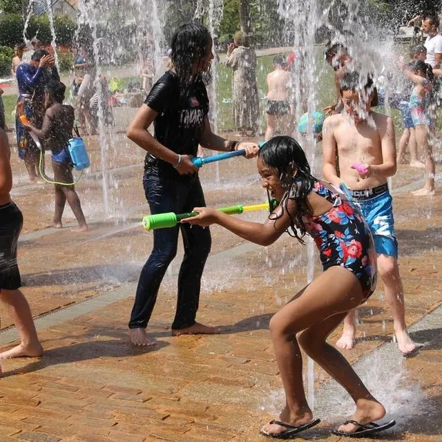 photo au mans (sarthe), les fusils à eau sont de sortie au milieu des jets du parc monod.  ©  ouest-france