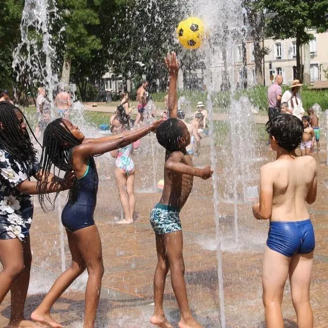 photo avec ce ballon en lévitation, il y avait un peu de le mans fait son cirque au milieu des jets d’eau du parc monod.  ©  ouest-france