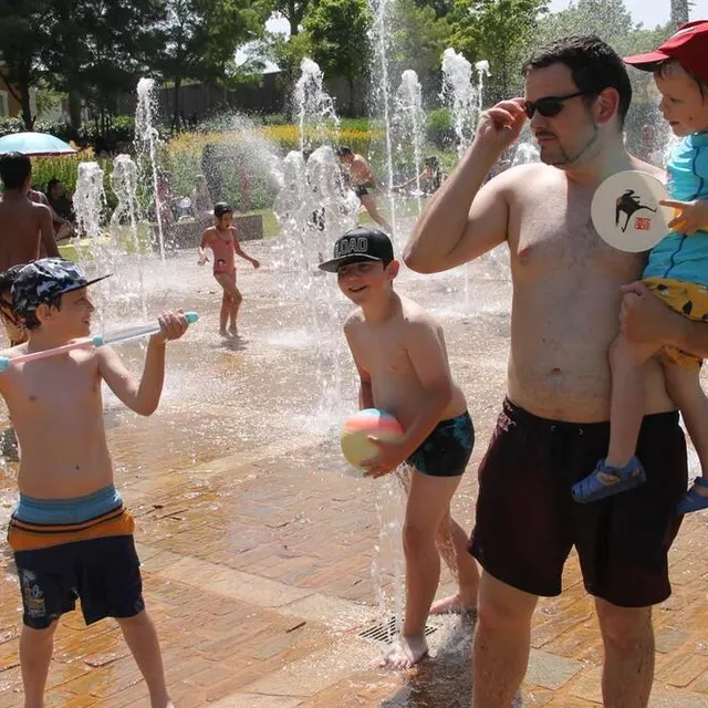 photo michael, accompagné de ses fils théo, mathéo et ethan, est venu chercher de la fraîcheur, au milieu des jets d’eau du parc monod.  ©  ouest-france