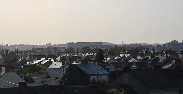 photo  les rayons du soleil, implacables, sur les toitures sombres de la ville du mans. l’ardoise est pourtant la teinte dominante. long est le chemin, pour s’adapter au réchauffement climatique…  &copy;  ouest-france 