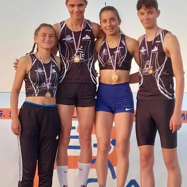 photo les 4 relayeurs minimes de l'asl 72 peuvent être fiers de leur magnifique 4e place ce soir à charléty !  ©  dr