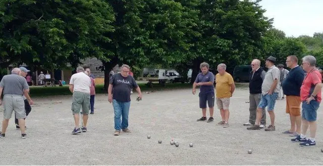 photo  plus d’une quarantaine de seniors jouent aux boules, dans une commune qui change chaque vendredi.  &copy;  le maine libre 