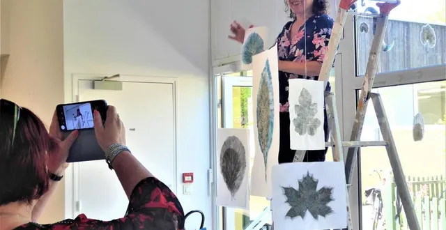 photo  valérie daval en plein accrochage de son exposition fertoise.  &copy;  le maine libre 