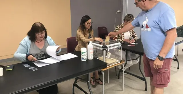 photo  au bureau de vote du mille-club, patricia, sandra et carine sont en charge de la tenue du scrutin.  &copy;  ouest-france 