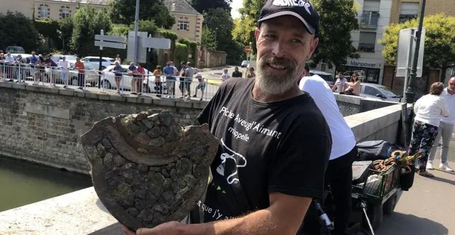 photo  jean-philippe brasier, président de l’association pêche aveugl’aimant avec un morceau du blason du pont yssoir ou en x.  &copy;  ouest-france 