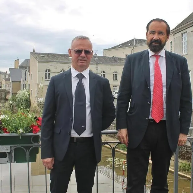 photo raymond de malherbe (à droite), ici avec son suppléant fabien carton, a perdu face à la candidate nupes, élise leboucher, dans la 4e circonscription de la sarthe, à l’issue du second tour des élections législatives, dimanche 19 juin 2022.  ©  ouest-france