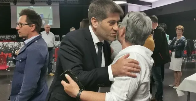 photo  jérôme nury célèbre sa victoire à tinchebray. dans la commune dont le député lr a été maire, 83,10 % des électeurs ont voté pour lui.  &copy;  ouest-france 