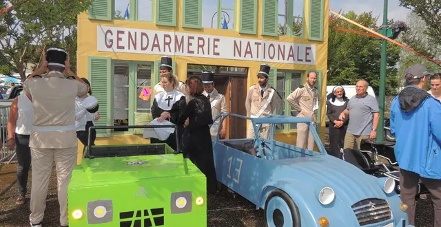 photo  même les stands sont décorés, ici à vibraye la gendarmerie de saint-tropez plus vraie que nature !  &copy;  le maine libre 
