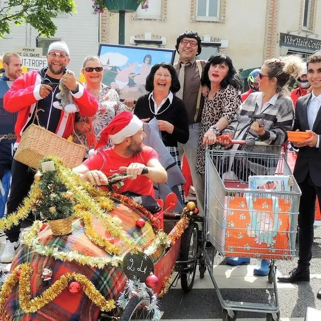 photo splendide ! l’équipage de la voiture « le père noël est une ordure » a été très applaudi par le public  ©  le maine libre