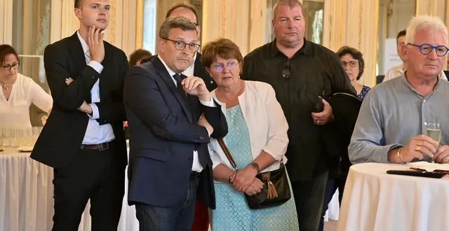 photo  philippe bolo et sa remplaçante patricia maussion très attentifs à la lecture des résultats, dimanche 19 juin en préfecture du maine-et-loire.  &copy;  ouest-france 
