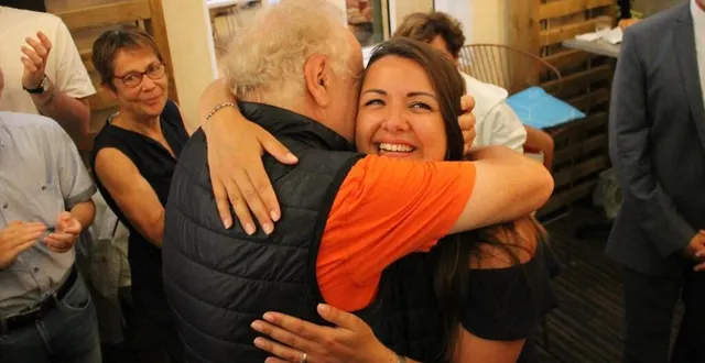 photo  julie delpech (renaissance), nouvelle députée de la première circonscription de la sarthe, ici avec son père patrick delpech, ancien secrétaire fédéral du parti socialiste sarthois.  &copy;  ouest-france 