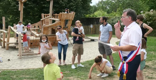 photo  baptême du bateau dans la tradition maritime par luc-marie faburel, maire de fillé-sur-sarthe.  &copy;  le maine libre 