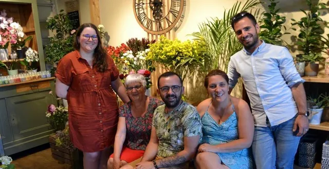 photo  le bureau du groupe théâtral malicornais, présidé par anthony martin, avec annick hardouin un pilier de la troupe.  &copy;  le maine libre 