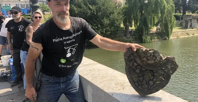 photo  jean-philippe brasier et les membres de l’association pêche aveugl’aimant ont retrouvé une partie du blason du pont en x (ou de l’ancien pont yssoir), parmi d’autres morceaux métalliques repêchés ce dimanche 19 juin.  &copy;  photo le maine libre 
