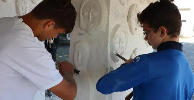 photo  durant quatre jours, les collégiens, ici ceux de saint-calais, se sont initiés à la sculpture sur pierre sous la direction d’emmanuel sellier.  &copy;  ouest-france 