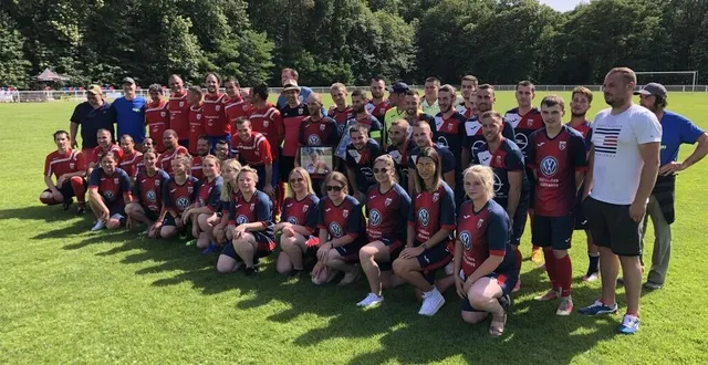 photo  des footballeurs bien courageux, pour taper le ballon sous 40 degrés l’après-midi !  &copy;  le maine libre 