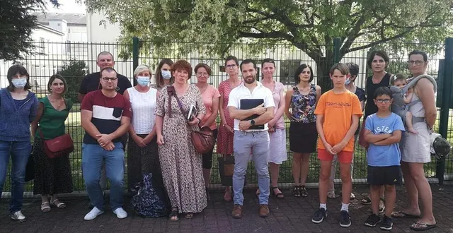 photo  parents et enseignants se sont rassemblés jeudi 16 juin 2022 devant le collège des quatre-vents au lude.  &copy;  archives ouest-france 