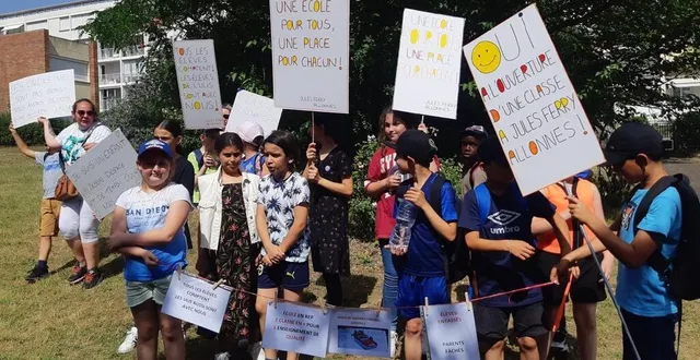 photo  vendredi 17 juin 2022, les parents d’élèves de l’école jules-ferry d’allonnes se sont mobilisés à l’heure de la sortie.  &copy;  c. defait 