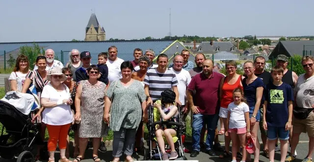 photo  le team jobarzen a remis son chèque aux parentes de cléa.  &copy;  le maine libre 