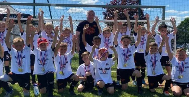 photo  philippe le corre a offert une médaille à tous les enfants de la catégorie u9.  &copy;  le maine libre 