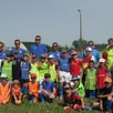 photo ils étaient tous réunis samedi matin sur le stade de foot de trangé : 25 u7 (5 à 7 ans), 14 u9 (8 et 9 ans), 24 u 11 (10 et 11 ans) avec leurs moniteurs éducateurs, olivier, aurélien, yohann, michaël, ludovic, jérémy, florent et hervé cartereau, responsable de l’école de foot, sous la direction de fabien vallée. ils étaient réunis pour jouer un « championnat du monde » le matin.
