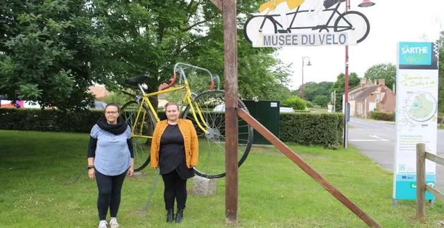 photo  florence dubourg et mandy laisné, accueillent les visiteurs au musée du vélo la belle échappée.  &copy;  ouest-france 