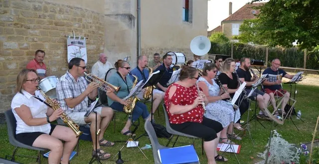 photo  vendredi soir, les viventiens ont vécu un moment très agréable puisque la fête de la musique a fait vibrer le bourg. l’harmonie de saint-vincent a mis rythmé la soirée avec quinze morceaux ; la municipalité a collaboré en offrant des boissons et des toasts aux rillettes à tous.  &copy;  ouest-france 