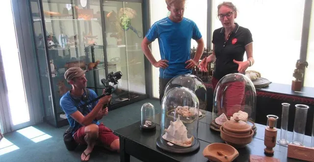 photo  margaux seillé a fait visiter le cabinet de curiosités à l’équipe de tournage de « mon gr préféré ».  &copy;  le maine libre 