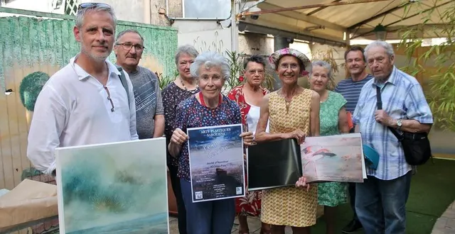photo  la présidente des arts plastiques saboliens, nathalie de montalembert, avec l’affiche de l’exposition de l’été 2022, entourée notamment de nicolas pizy et fernande dufaud-hériveaux, deux aquarellistes invités sur l’événement.  &copy;  ouest-france 