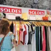 photo  une cliente est venue déambuler dans une boutique du centre-ville d’angers (maine-et-loire), à l’occasion de l’ouverture des soldes d’été 2022. 