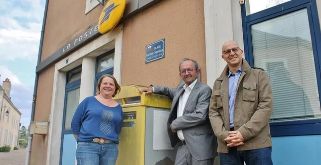 photo  anne-sophie saget, cheffe de projet du programme « petites villes de demain », daniel coudreuse, maire de brûlon, et guillaume monsallier, directeur territorial du groupe la poste en sarthe, devant l’actuel bureau postal de la commune, qui va être repensé.  &copy;  ouest-france 