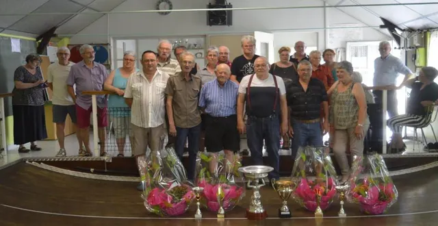 photo  les joueurs de boule de fort lors de la remise des récompenses du challenge cantonal.  &copy;  le maine libre 