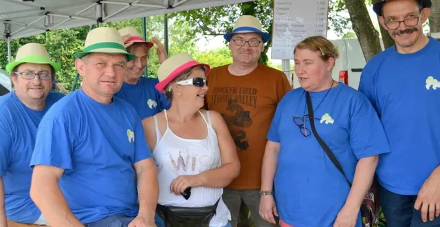 photo  l’équipe du comité des fêtes a aussi régalé de nombreux chineurs à l’ombre de son stand de restauration.  &copy;  le maine libre 