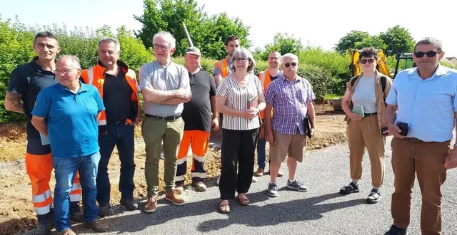 photo  les élus, la présidente de la cdc et les entrepreneurs en réunion de chantier.  &copy;  ouest-france 