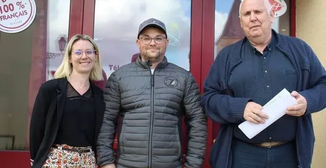 photo  les époux triboté aux côtés du maire de courgains vont inaugurer la boulangerie samedi après-midi.  &copy;  le maine libre 