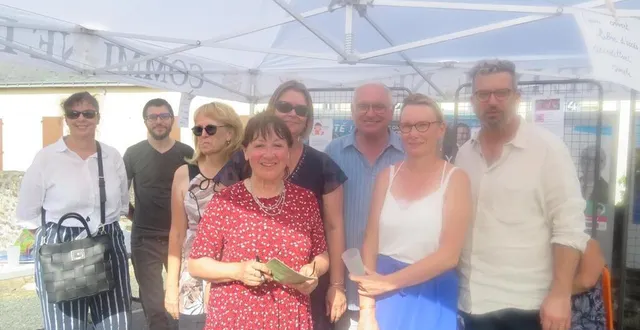photo  les élus de la commission, avec karine mullet, maire, étaient présents sur le marché pour rencontrer les habitants et échanger à propos d’un projet de maison pour tous à aigné.  &copy;  le maine libre 