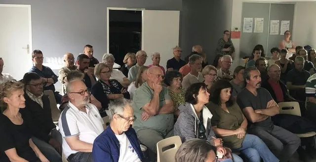 photo  les opposants au projet de belvédère du signal d’écouves sont montés au créneau mercredi soir.  &copy;  ouest-france 