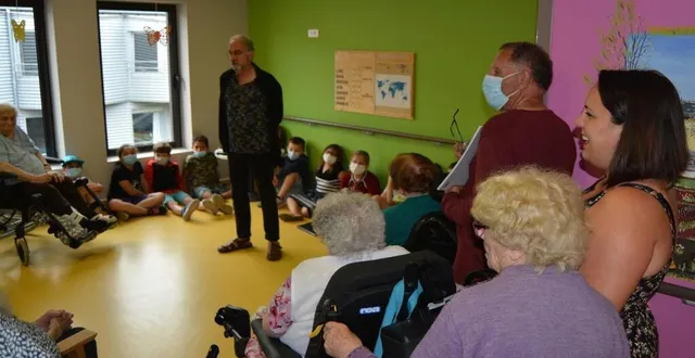 photo  au centre, le photographe laurent dubois explique la démarche de l’exposition « portraits sensibles » aux enfants et résidents de l’ehpad.  &copy;  ouest-france 
