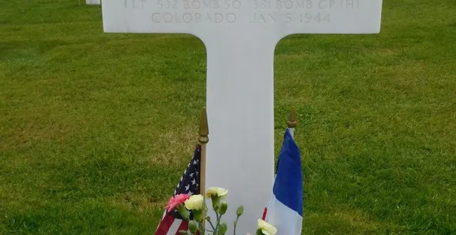 photo  depuis 2004, jacky emery, sarthois passionné d’histoire, fleurit la tombe du lieutenant william walter. son avion avait été bombardé dans la commune, en janvier 1944.  &copy;  ouest-france 