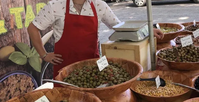 photo  tony a testé sur le public son innovation : la mousse d’ail.  &copy;  le maine libre 