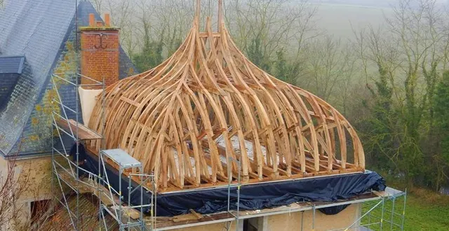 photo  la restitution du dôme à l’impériale du manoir de verdigné a valu une récompense, au concours ateliers d’art de france, à l’entreprise leroux de nogent-le-bernard.  &copy;  otms 