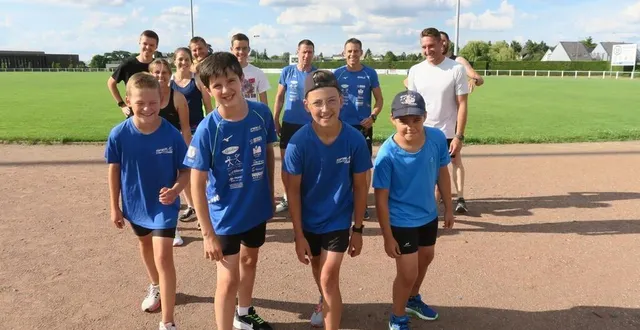 photo  léandre et armel (2e et 3e au 1er rang) feront partie des favoris lors des courses jeunes du triathlon de sablé à l’espace henri-royer, samedi 25 juin. en attendant les grands, le lendemain.  &copy;  ouest-france 