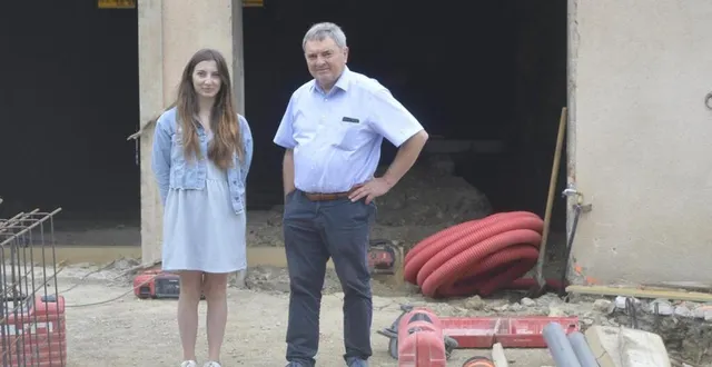 photo  margaux bourdais, agent de développement, et jean-yves denis, maire de crosmières, sur le chantier de la future épicerie-bistrot.  &copy;  le maine libre 